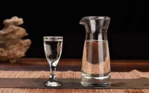 明珠国际 “最严禁酒令”下的烟酒店：销售、利润普降30%-80%，有门店“几天卖不出1瓶酒”